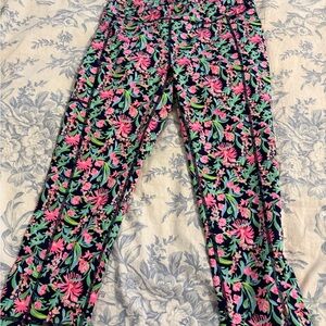 🦩Lilly Pulitzer Luxletic Navy with Floral Accents size Medium 🦩